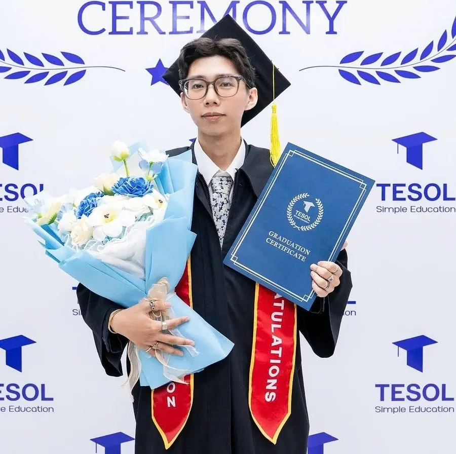 James (Ngô Gia Lạc) tại lễ tốt nghiệp chứng chỉ TESOL